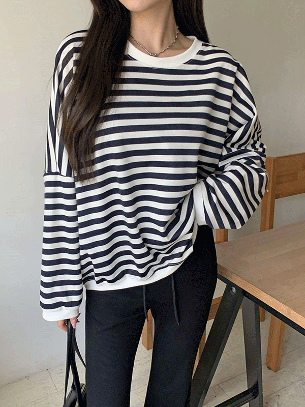 T17081K58-게이크 스마일 패치 스트라이프 맨투맨